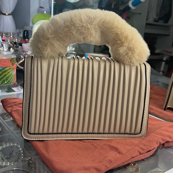 Tan purse with fur handle - Picture 1 of 2